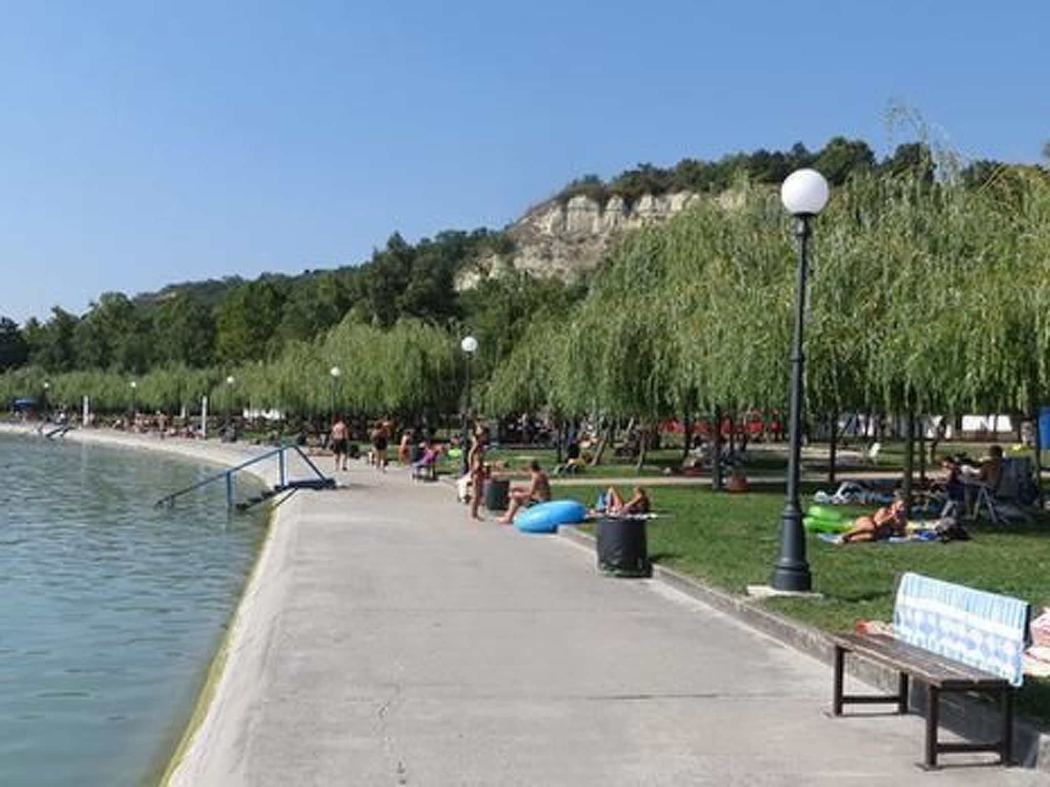 Mit Garten, Terrasse und Gartenpavillon-Drinnen