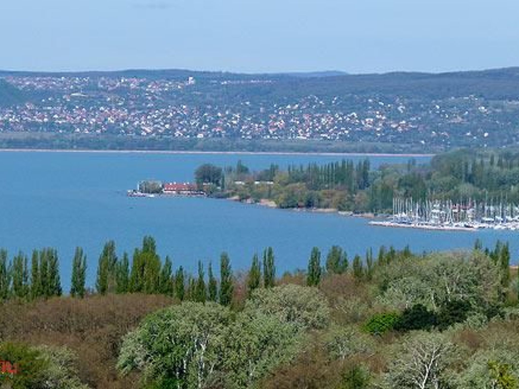 Mit Garten, Terrasse und Gartenpavillon-Drinnen