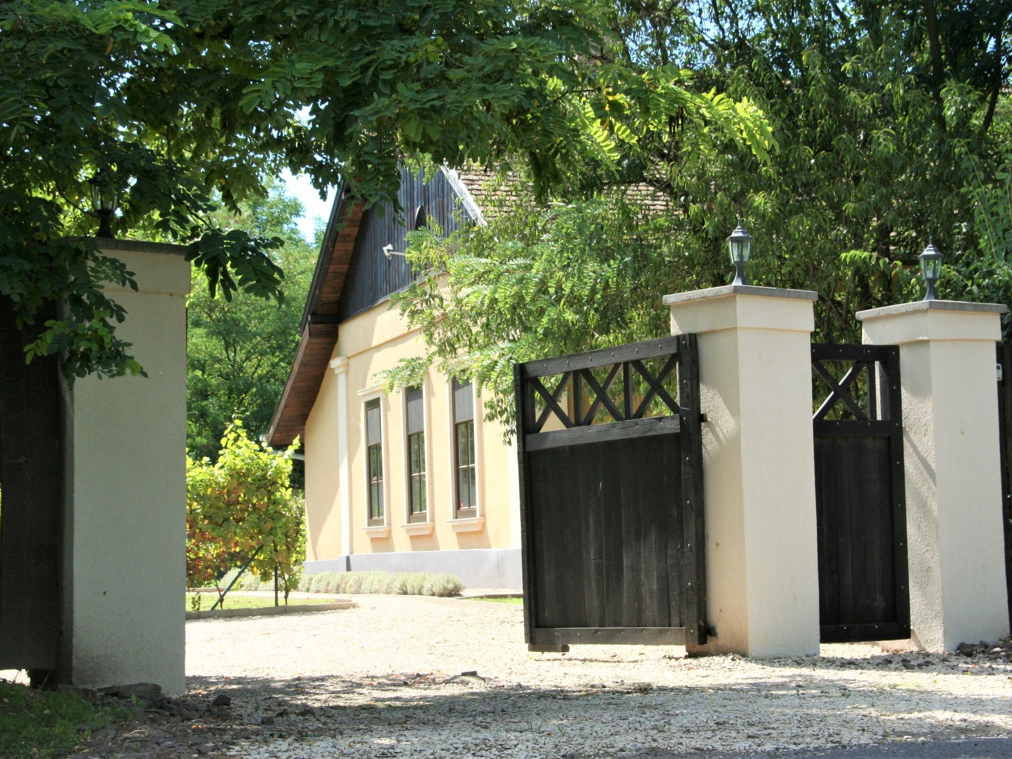 Hütte mit Garten, Grill und Terrasse