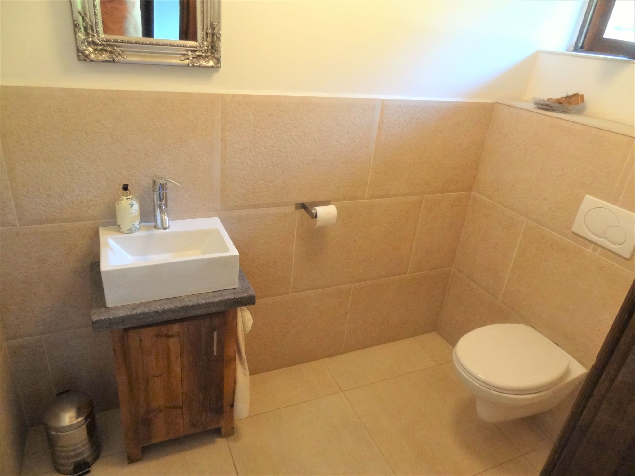 Hütte mit Garten, Grill und Terrasse-Dedans