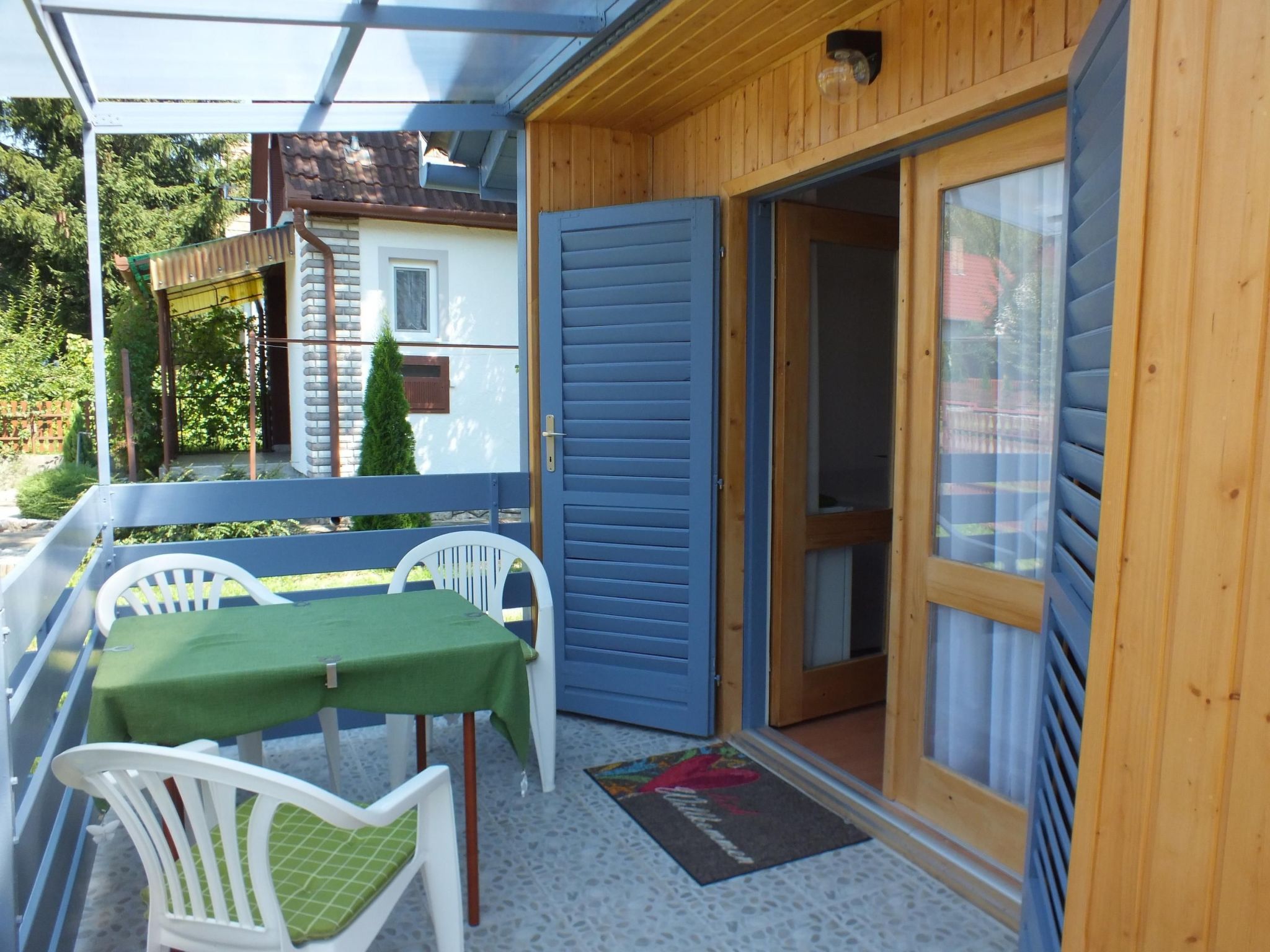 Freistehendes Ferienhaus beim Wellnessbad mit eingezäuntem Garten und Terrasse