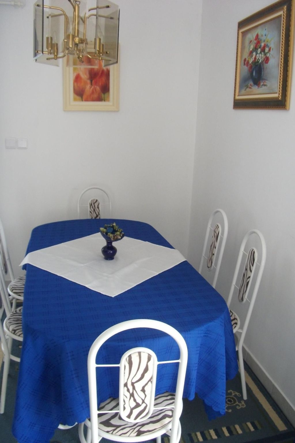 Mit Terrassen, Balkonen sowie Parkplatz-Binnen