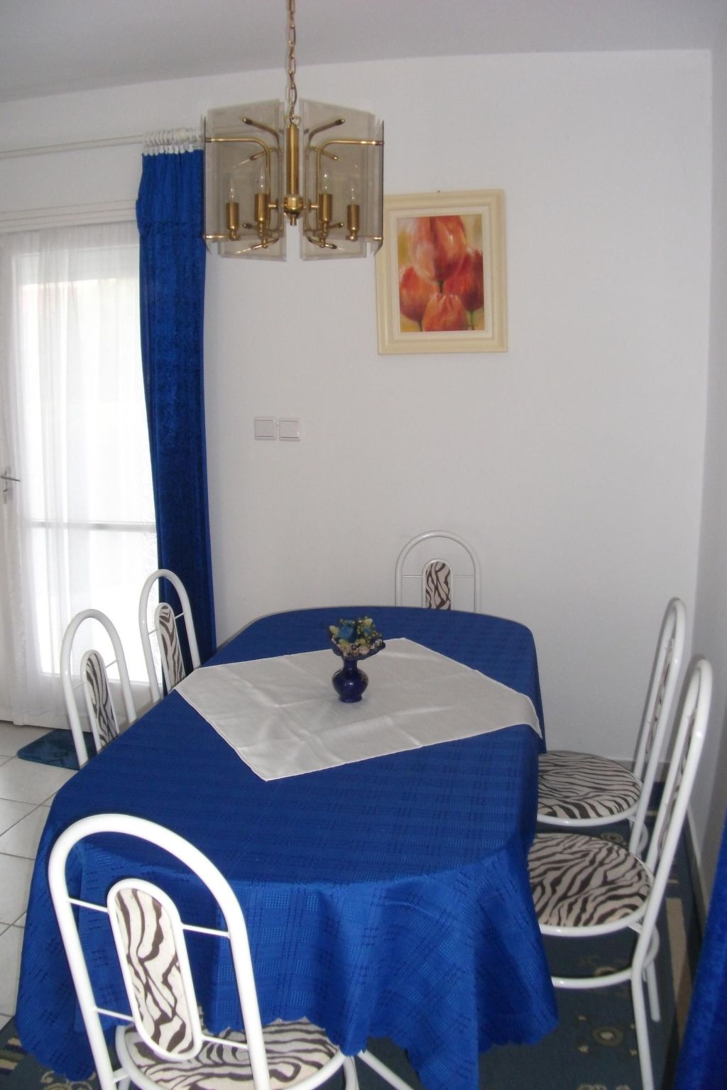 Mit Terrassen, Balkonen sowie Parkplatz-Binnen