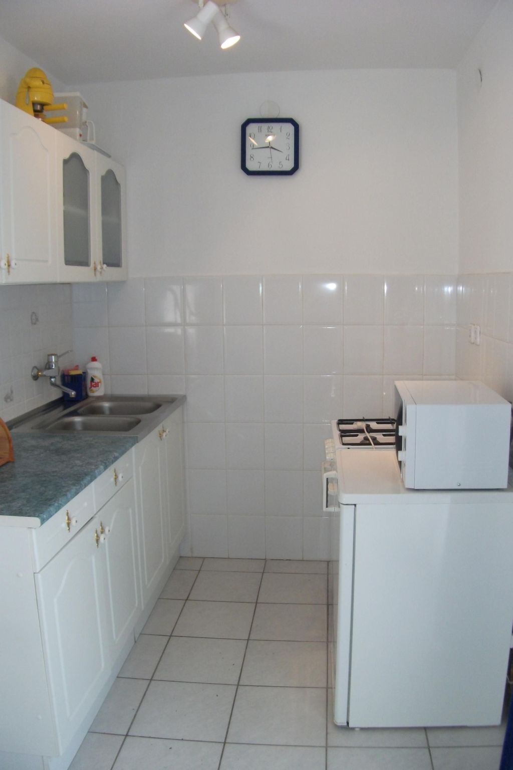 Mit Terrassen, Balkonen sowie Parkplatz-Binnen