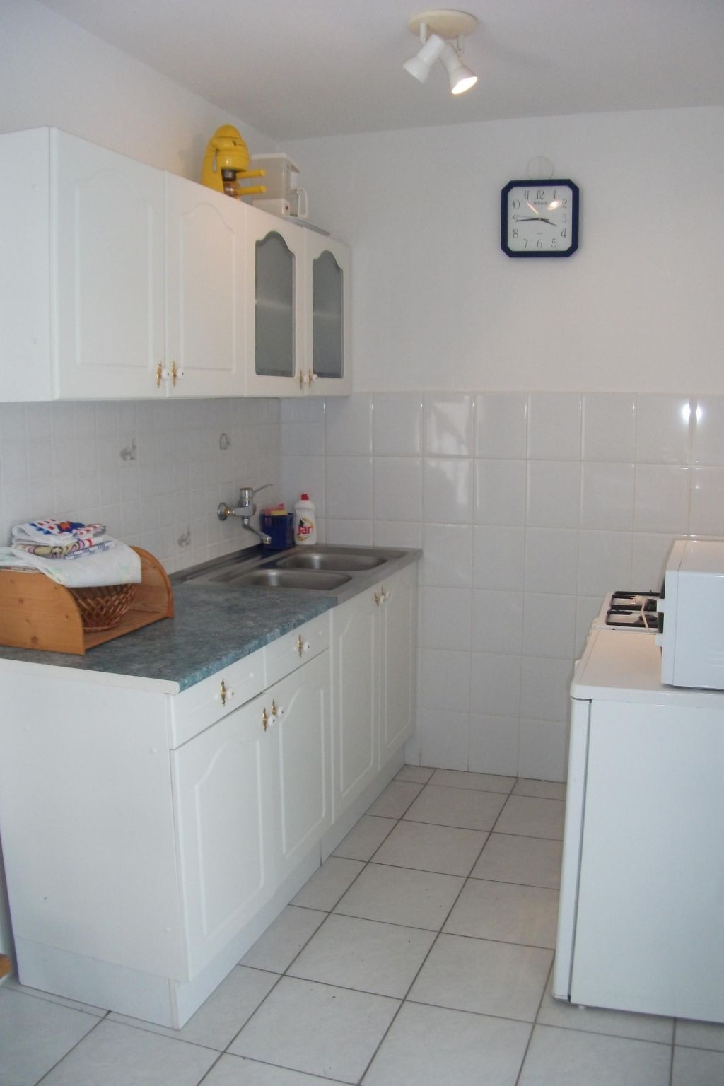 Mit Terrassen, Balkonen sowie Parkplatz-Binnen