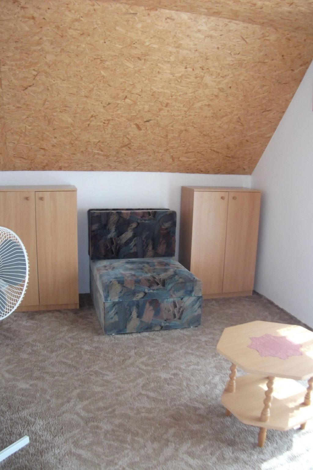 Mit Terrassen, Balkonen sowie Parkplatz-Binnen