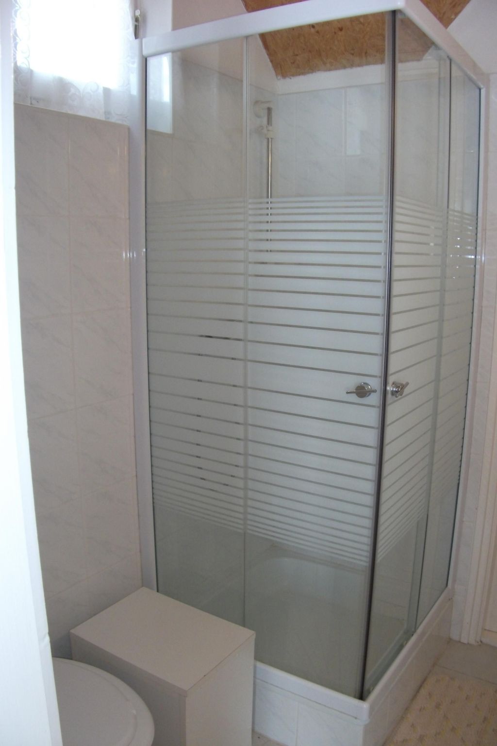 Mit Terrassen, Balkonen sowie Parkplatz-Binnen