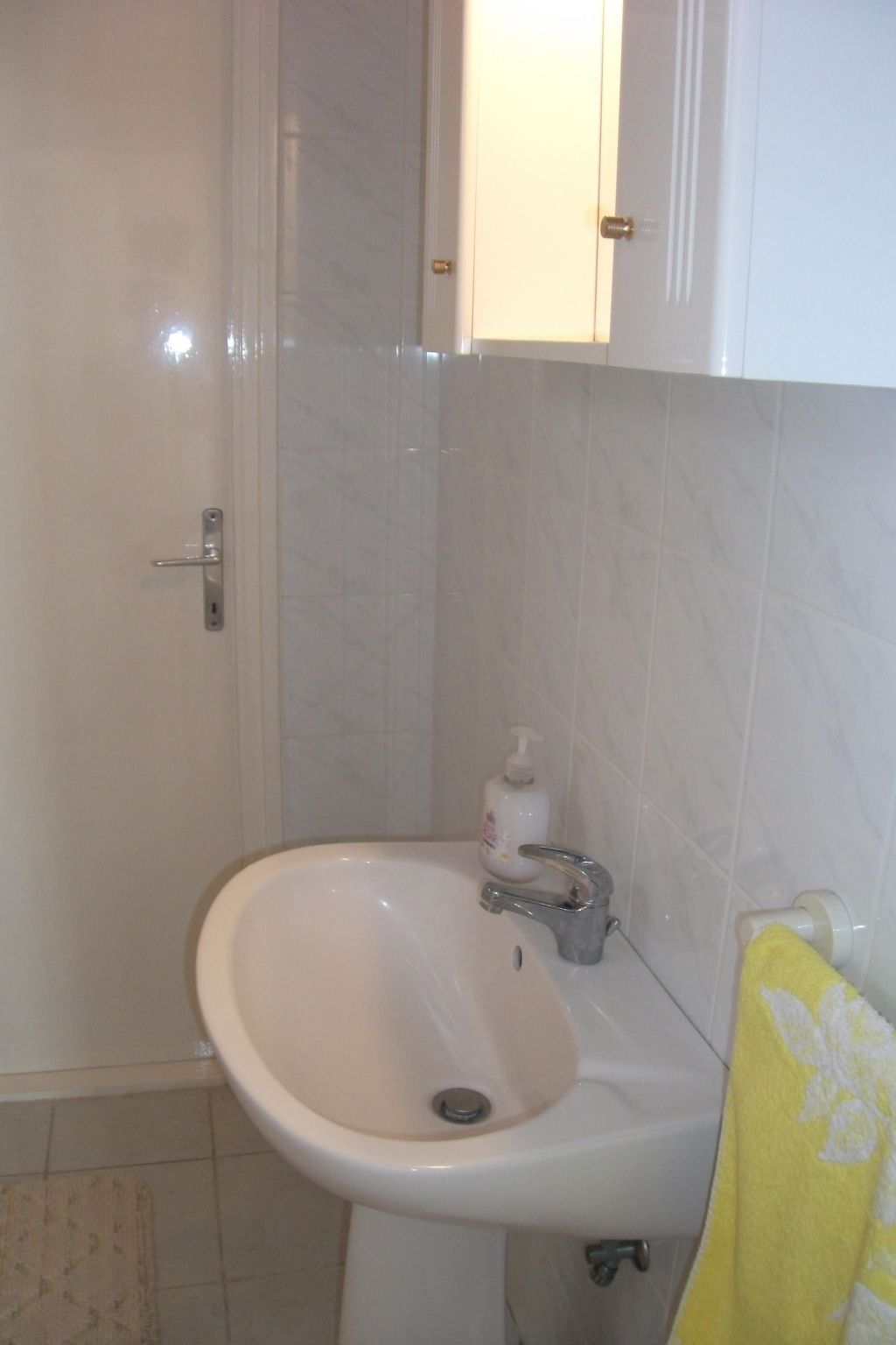 Mit Terrassen, Balkonen sowie Parkplatz-Binnen