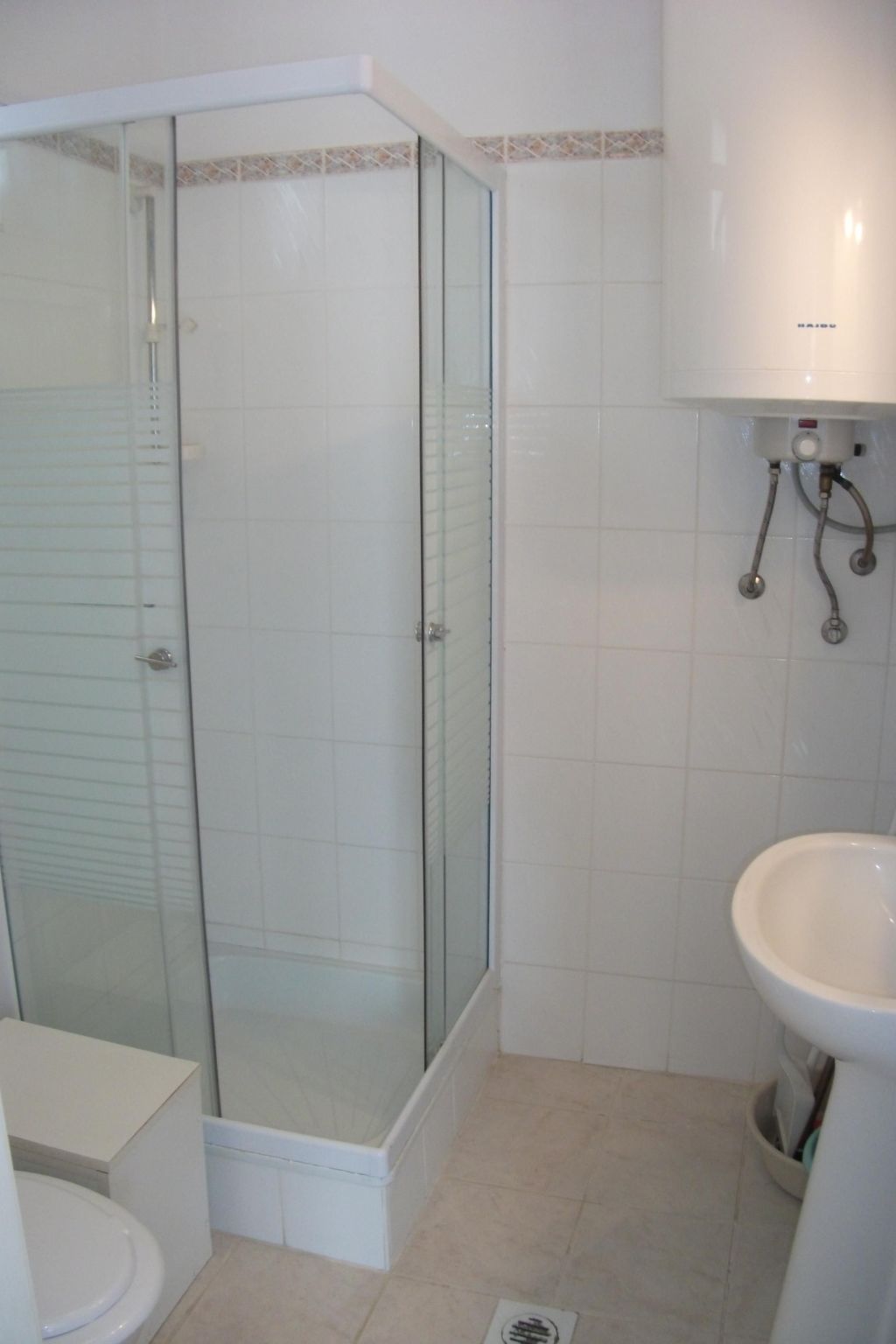 Mit Terrassen, Balkonen sowie Parkplatz-Binnen