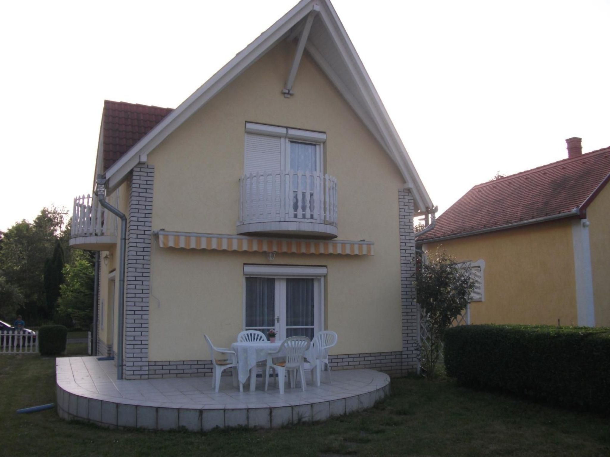 Mit Terrassen, Balkonen sowie Parkplatz-Binnen