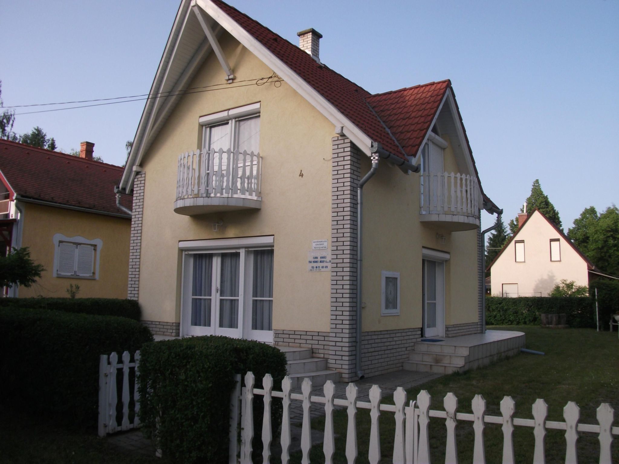 Mit Terrassen, Balkonen sowie Parkplatz-Binnen