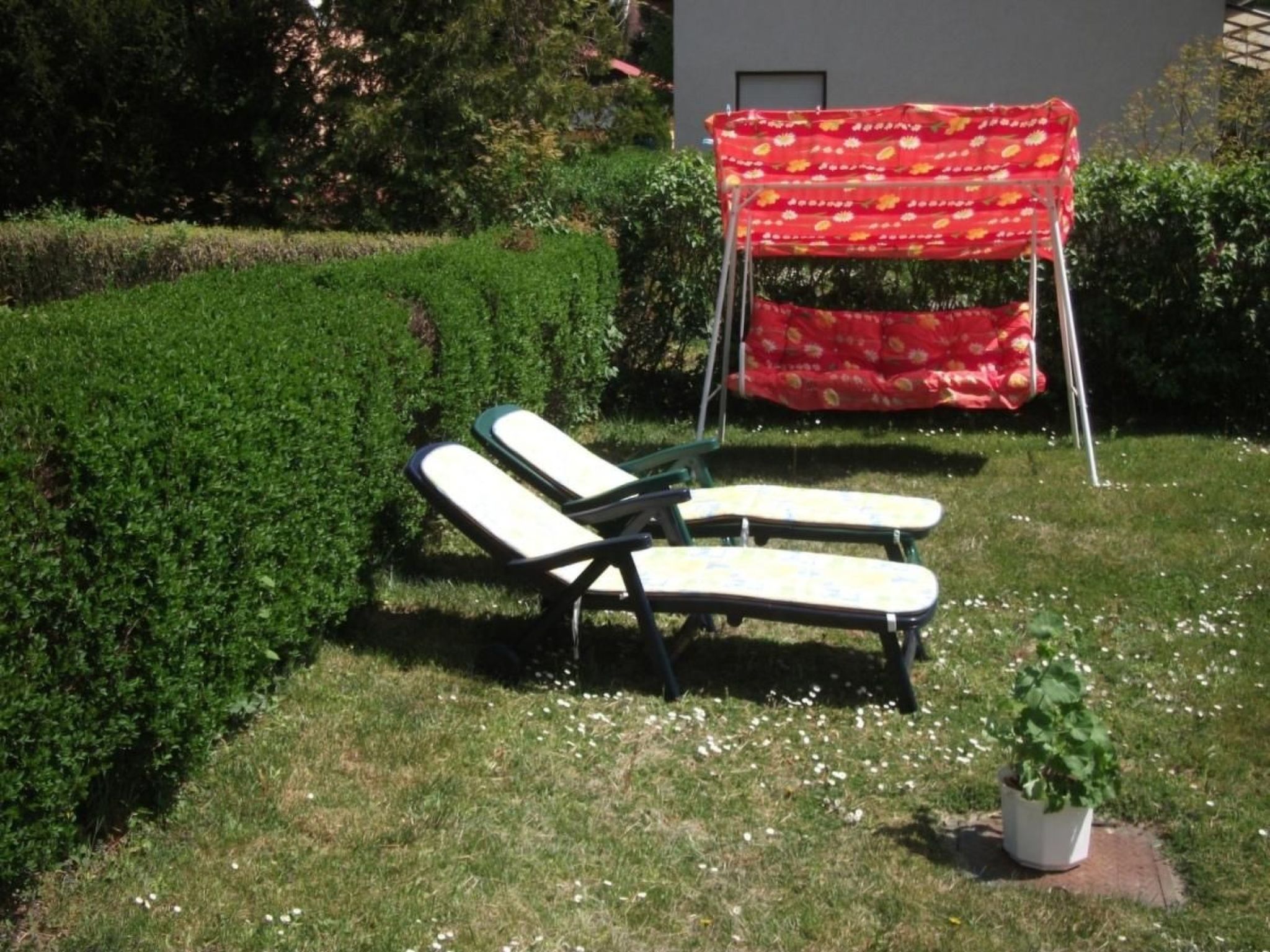 Mit Terrassen, Balkonen sowie Parkplatz-Binnen