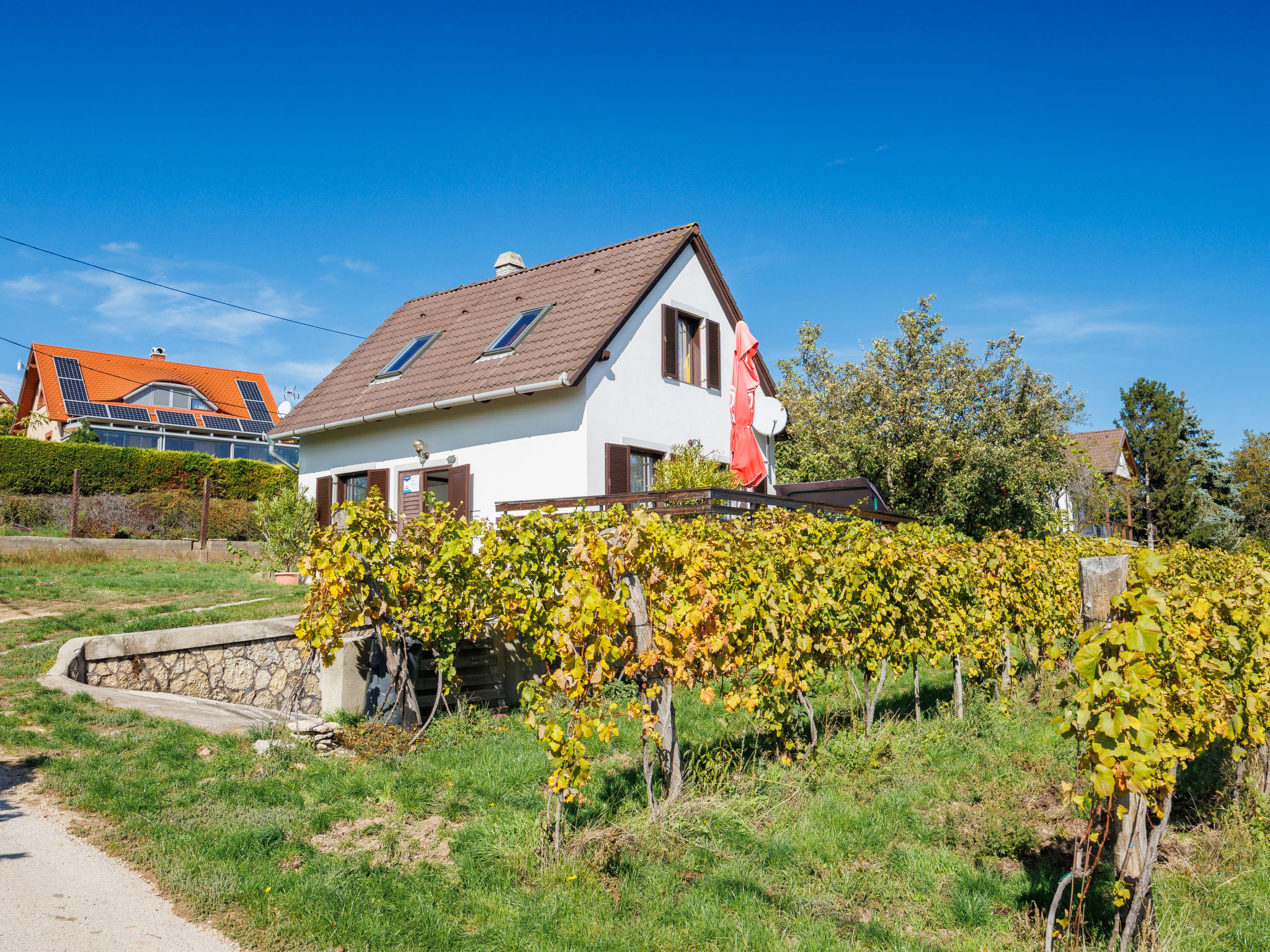 "Dul", 3-Zimmer-Haus 80 m2 auf 2 Stockwerken. Zweckmässig eingerichtet: Wohnzimmer mit Esstisch, Sat-TV und DVD. Kleine Küche (4 Flammen, Toaster, Wasserkocher, Mikrowelle, elektrische Kaffeemaschin..