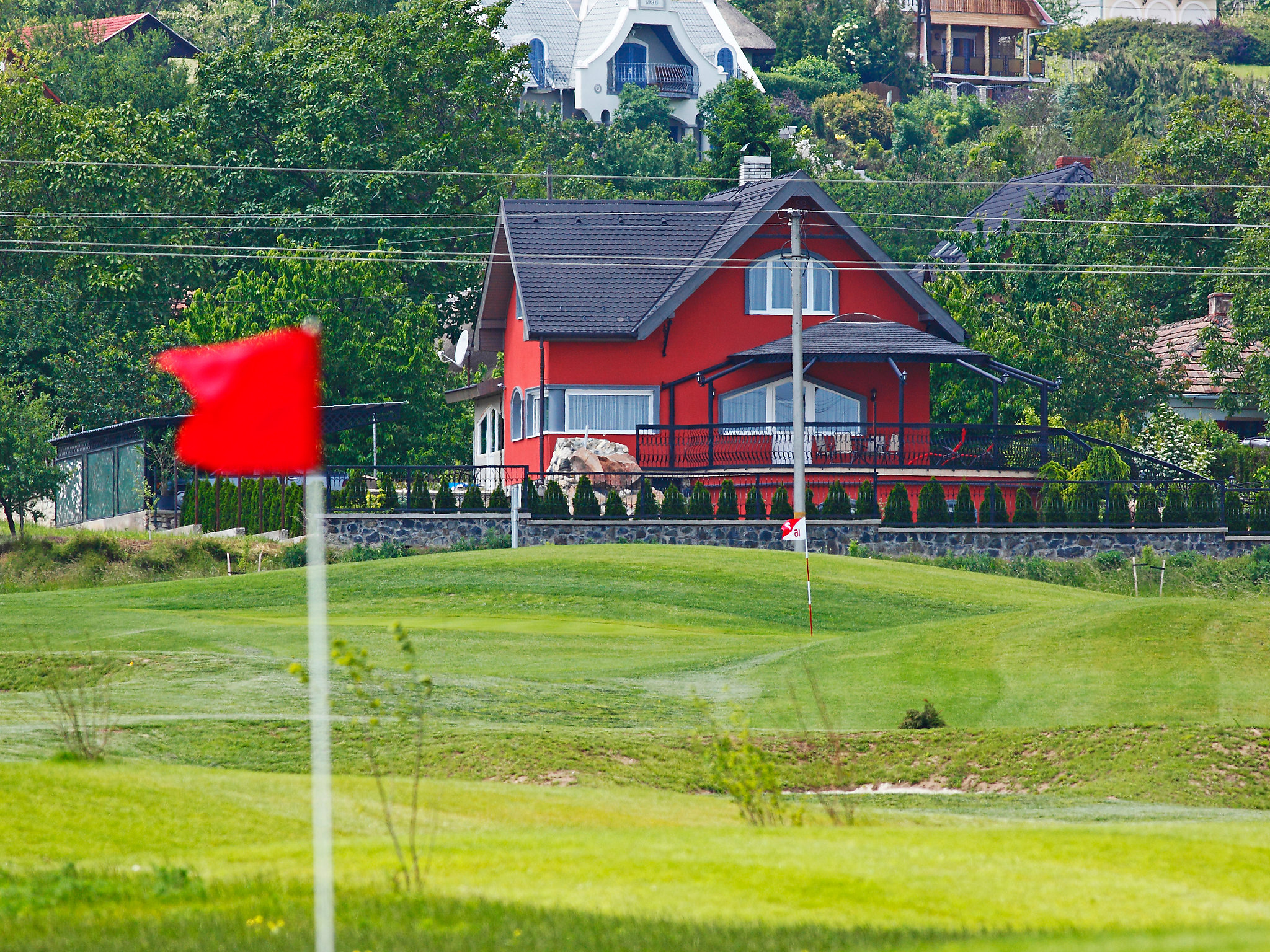 "Villa Rosso", appartement 3-kamers 90 m2. Ruim, modern en smaakvol ingericht: hal. Woon-/eetkamer met Digitale TV en Flatscreen TV. Uitgang naar het terras. Open keuken (2-pits kookplaat, magnetron)...