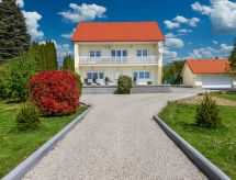Vrijstaand vakantiehuis met grote tuin op 800m van centrum Cserszegtomaj - thumbnail 1