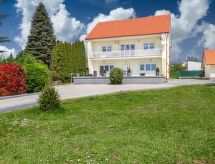 Vrijstaand vakantiehuis met grote tuin op 800m van centrum Cserszegtomaj - thumbnail 2