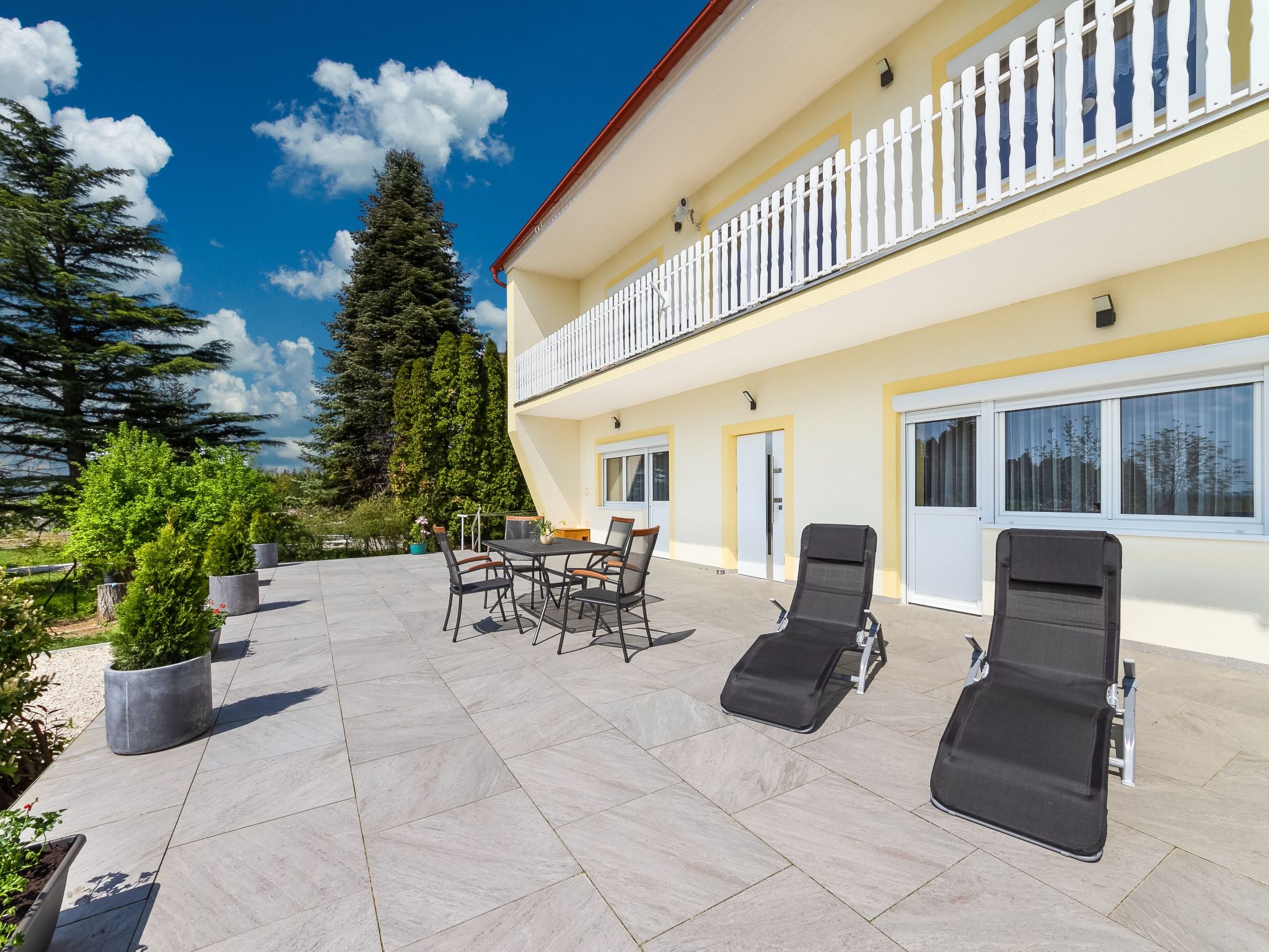 Auf großem Gartengrundstück