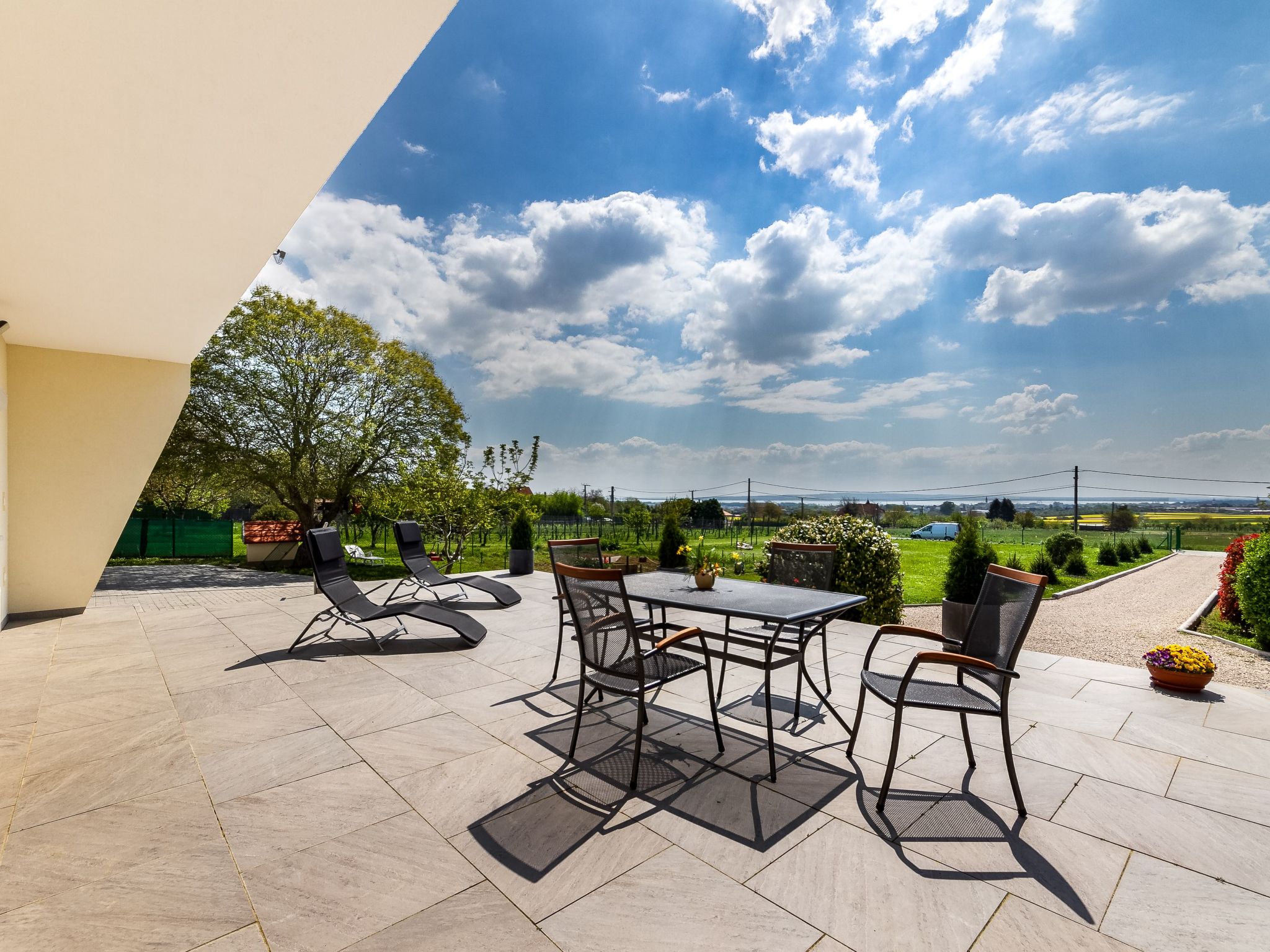 Auf großem Gartengrundstück-Image-tags.info