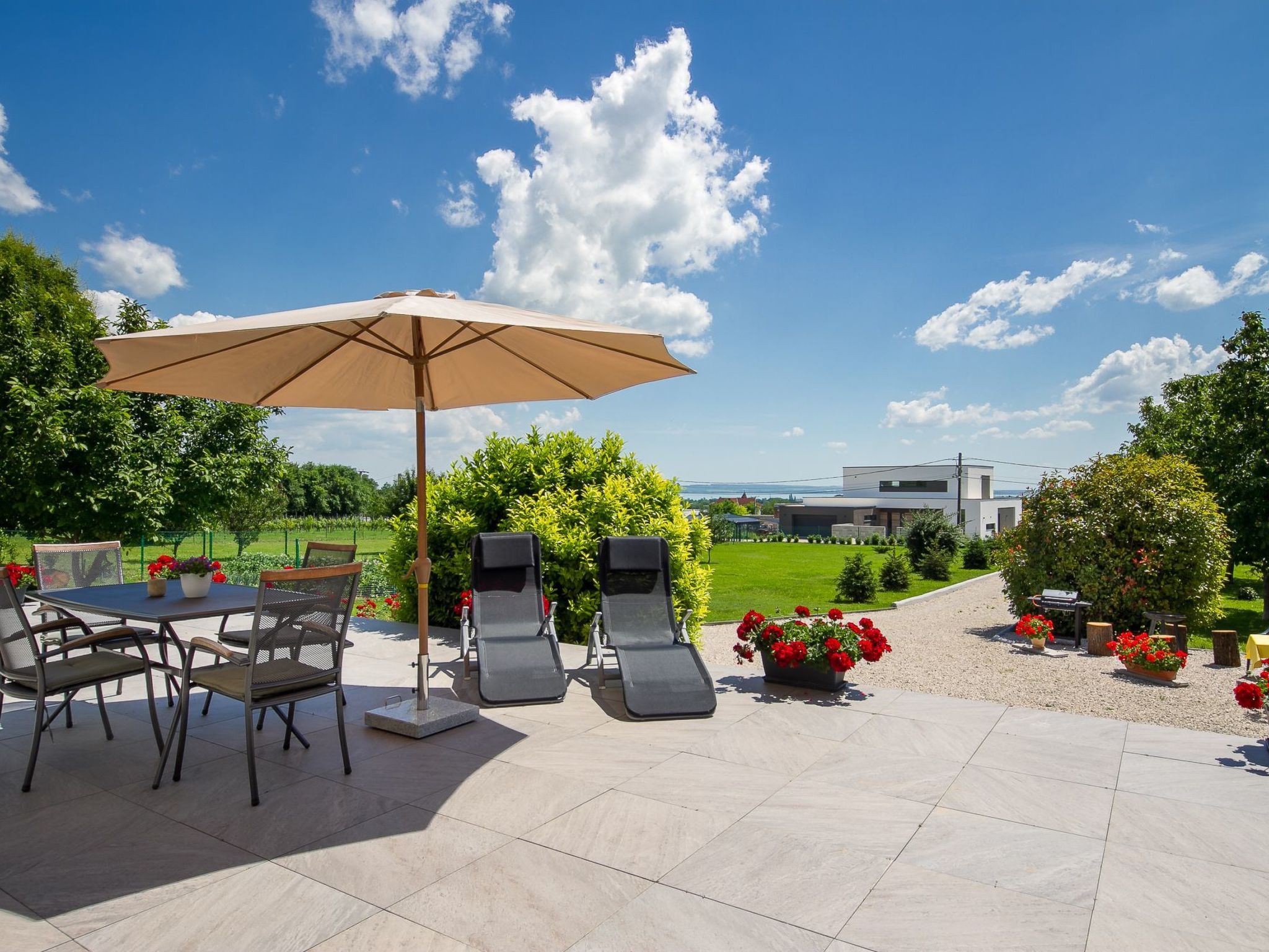 Auf großem Gartengrundstück-Image-tags.info