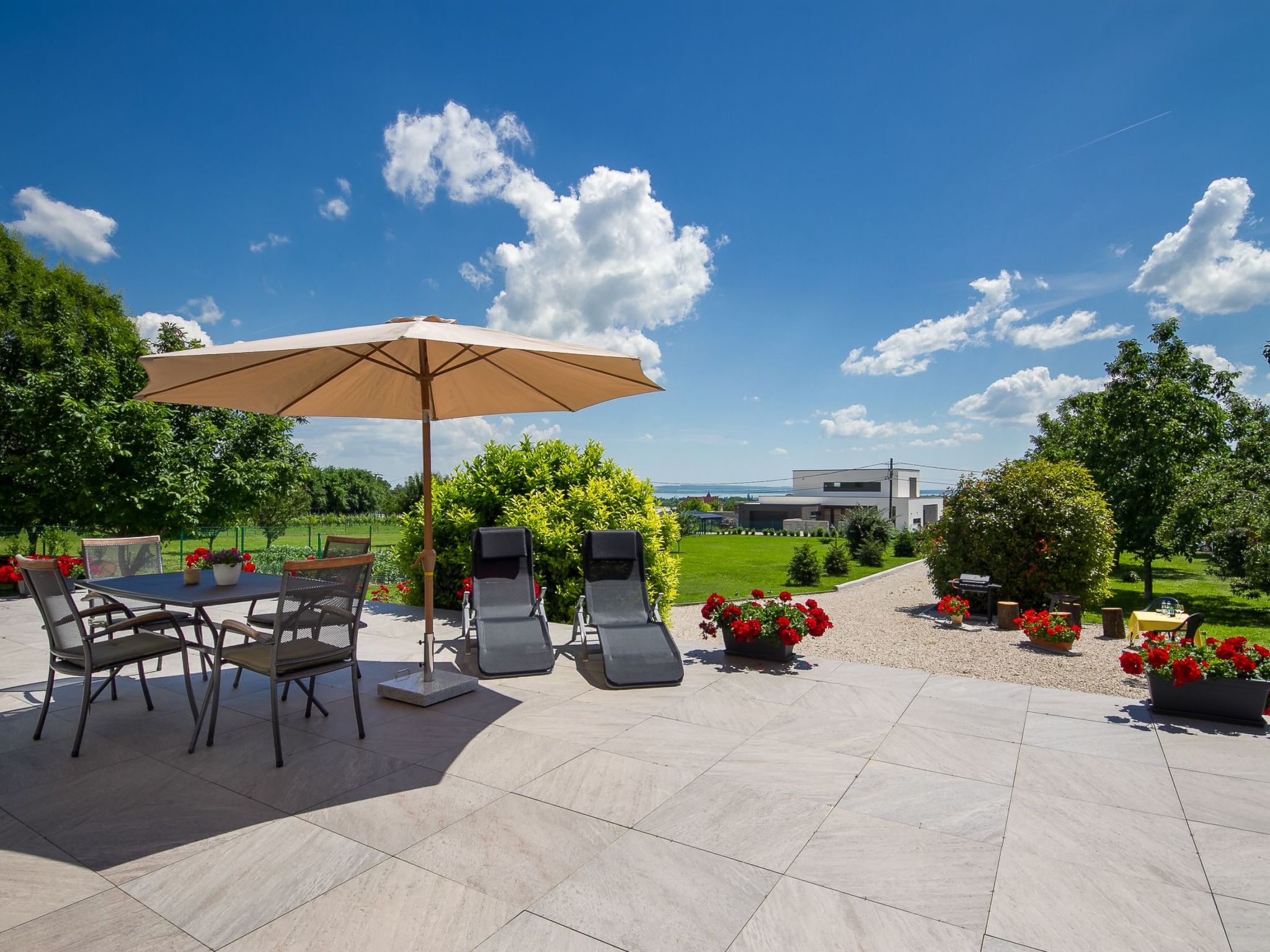 Auf großem Gartengrundstück-Image-tags.info