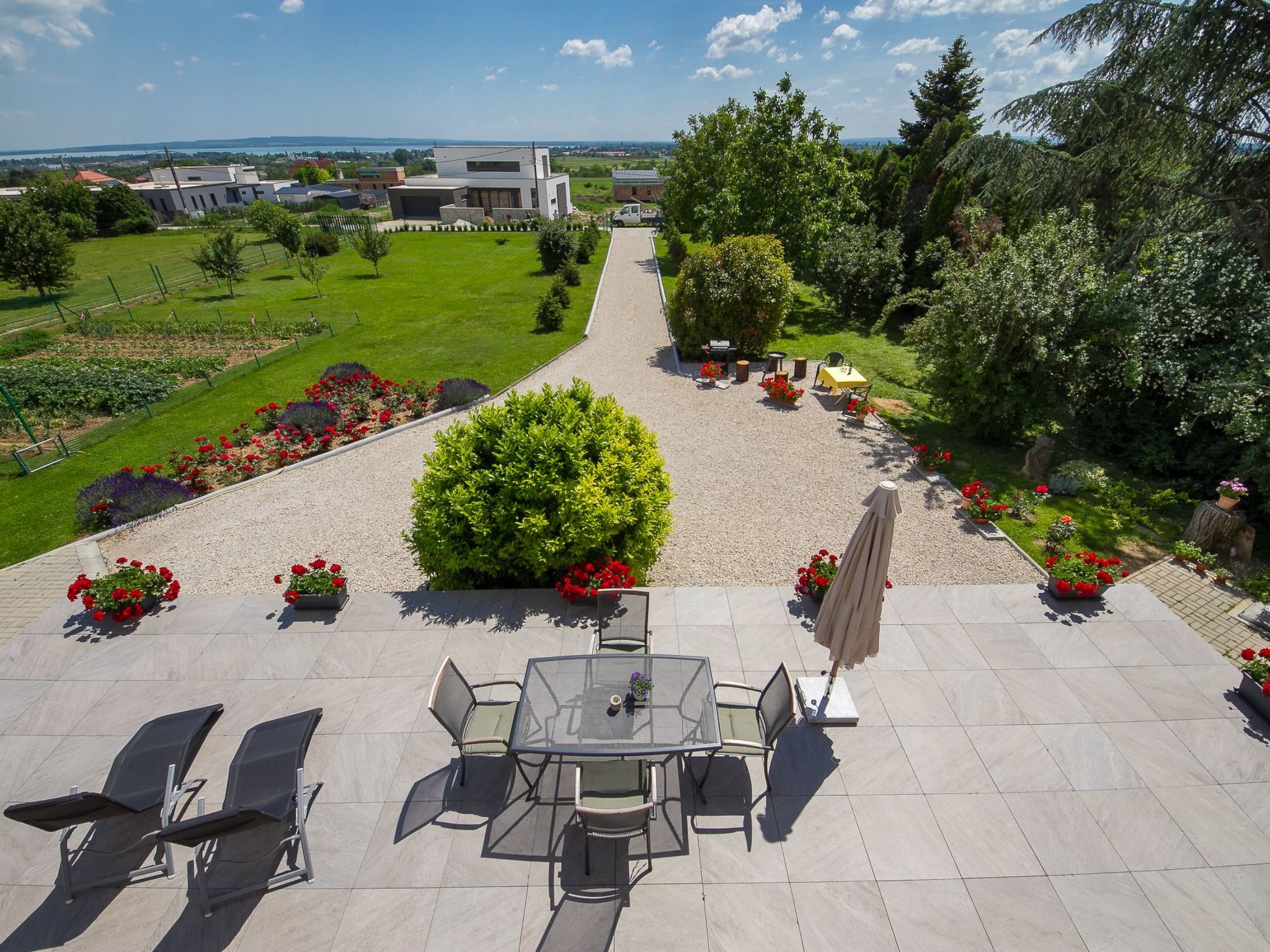 Auf großem Gartengrundstück-Image-tags.info