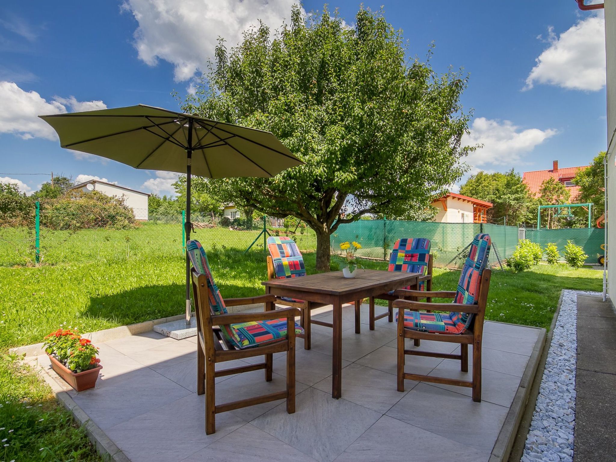 Auf großem Gartengrundstück-Image-tags.info