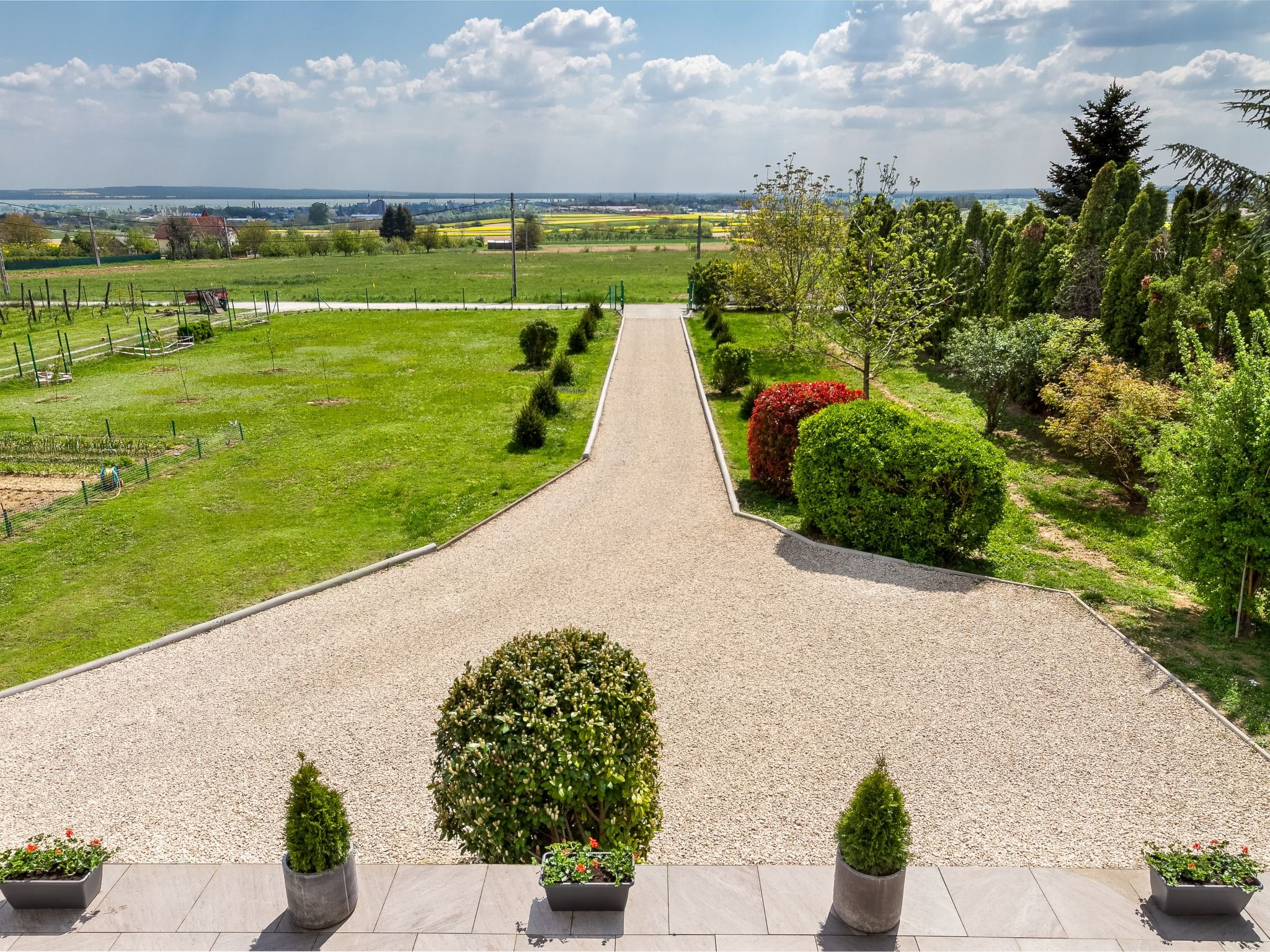 Auf großem Gartengrundstück-Image-tags.info