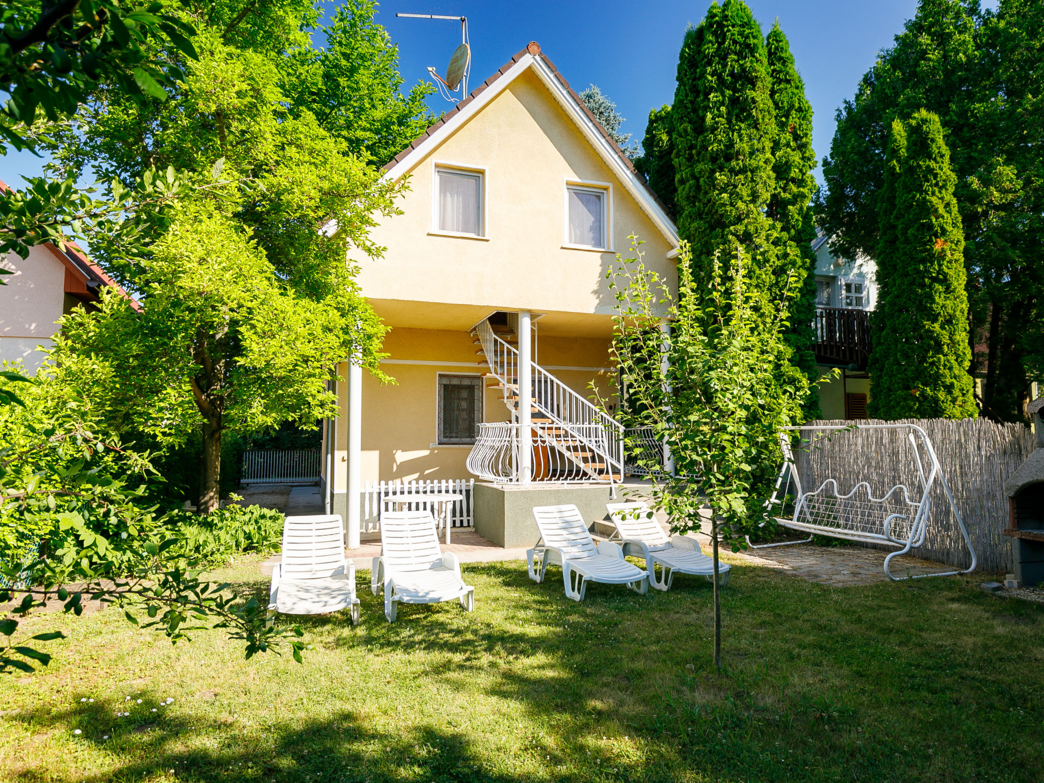 "Captain 2", appartement 4-kamers 60 m2, op de bovenverdieping. Gezellig ingericht: woon-/eetkamer met Sat-TV en air-conditioning. 1 kamer met 1 2-pers bed. 2 kamers, elke kamer heeft 2 bedden. Open k..