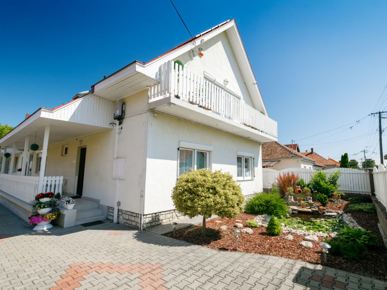 Op 1,2 km van het strand: Ruim appartement met wellness in Siófok in Siofok
