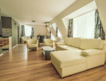 Caesar Apartment met terras op 700m² grond, op loopafstand van het Balatonmeer - thumbnail 1