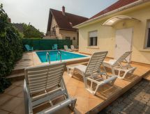 Vrijstaande villa met privézwembad en tuin, vlakbij het Balatonmeer in Siofok - thumbnail 1