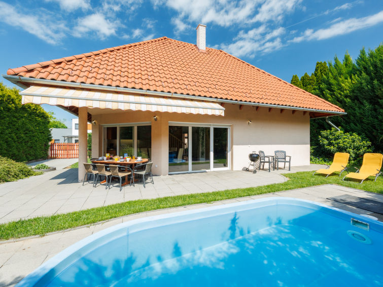 Villa Perla in Siófok: luxe met privézwembad op 500m van het strand in Siofok
