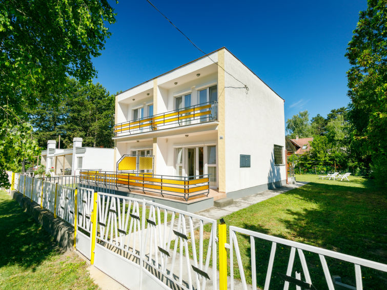 "Cubic 1", 3-room semi-detached house 45 m2 on 2 levels. Object suitable for 5 adults + 1 child. Cosy furnishings: living room with 1 double sofabed and satellite TV. Exit to the terrace. Entrance hal..