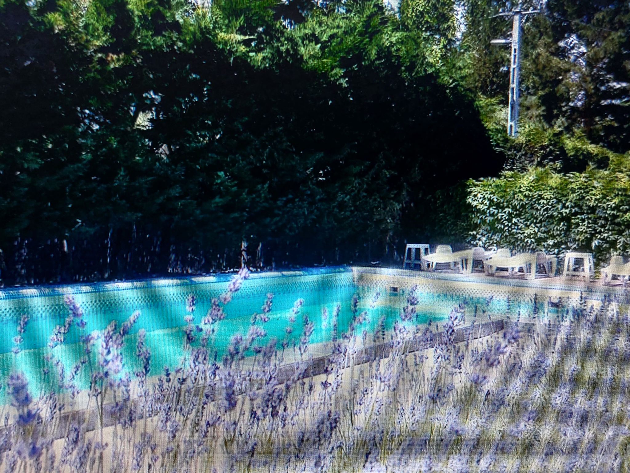 Mit gemeinschaftlichem Pool-Binnen