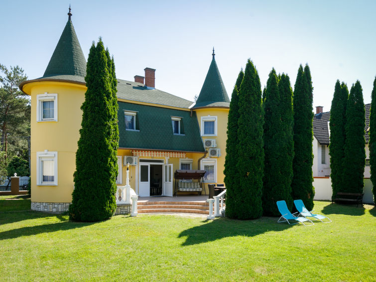 6-Zimmer-Villa 200 m2. Komfortabel eingerichtet: grosses Wohn-/Esszimmer mit Bar, Kabel-TV und Klimaanlage. Ausgang zur Terrasse. 1 Zimmer mit 1 franz. Bett und Klimaanlage. Offene Küche (4 Kochplatt..