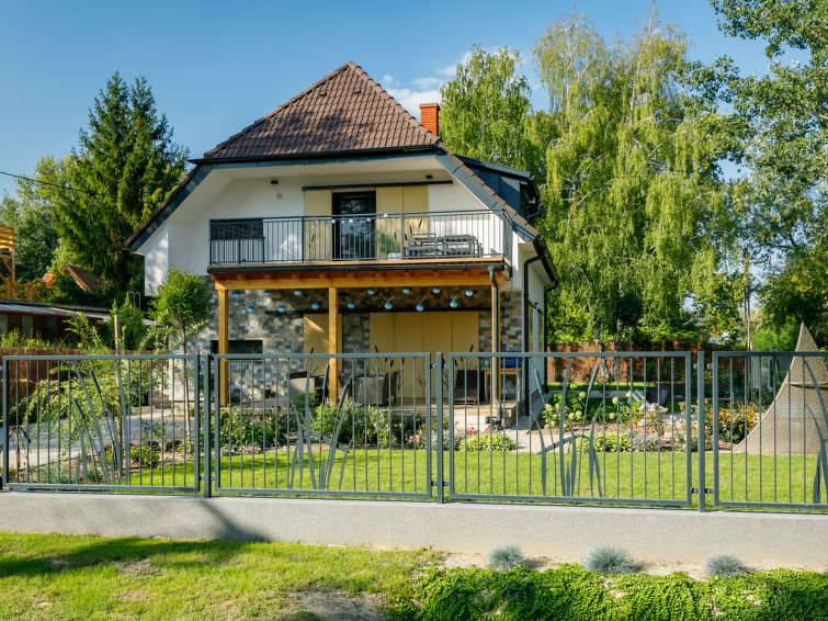 "Erika", appartement 3-kamers 75 m2, op de bovenverdieping. Mooi en smaakvol ingericht: groot woon-/slaapkamer met 1 uitschuifbaar bed (2 pers.), Sat-TV en air-conditioning. Uitgang naar het terras. 1..