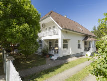 Villa Goliath: Ruime familievilla voor 14 personen aan het Balatonmeer - thumbnail 1