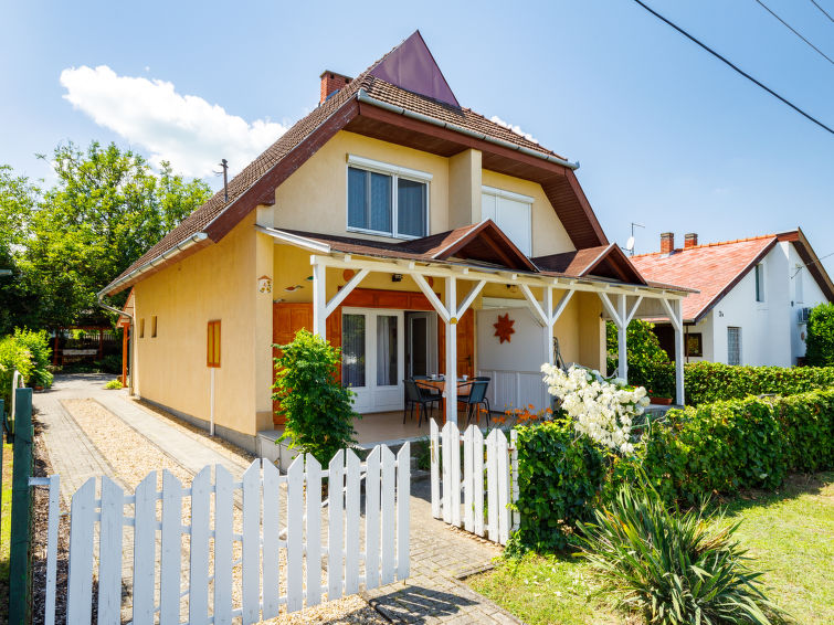 "Jazmin (SZA112)", 3-Zimmer-Doppelhaushälfte 70 m2 auf 2 Stockwerken. Zweckmässig eingerichtet: Wohn-/Esszimmer mit Sat-TV und DVD. Ausgang zur Terrasse. Offene Küche (Backofen, 3 Flammen, Toaster,..