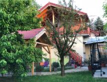 Ruim vrijstaand vakantiehuis voor 14 personen bij het Balatonmeer - thumbnail 1