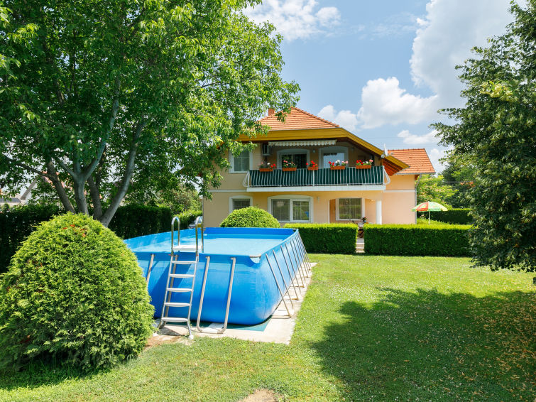 "Pentaller", 3-Zimmer-Haus 100 m2, im Erdgeschoss. Gemütlich eingerichtet: Wohn-/Esszimmer mit Sat-TV (Flachbildschirm), Radio und CD. Ausgang zur Terrasse. 1 Zimmer mit 1 Doppelbett (2 x 90 cm, Län..