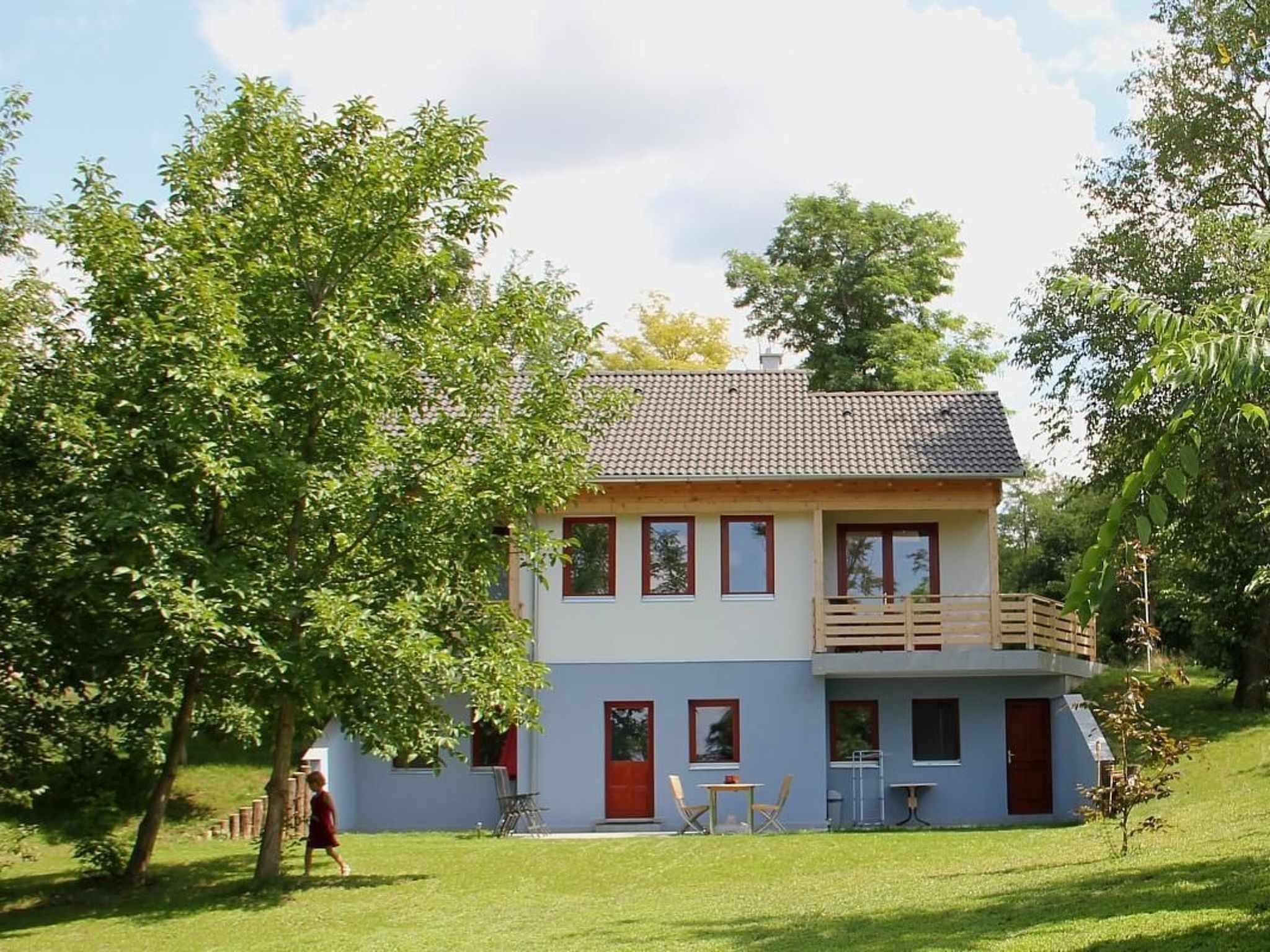 Haus mit großem Garten, Terrasse und Balkon — view 1 of 21