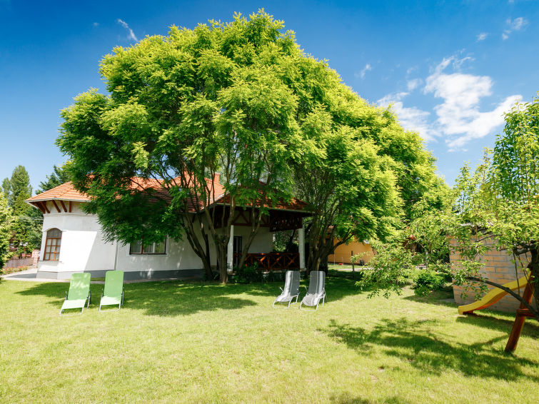 Aan het strand: Ruim vakantiehuis Marian in Balatonboglár in Balatonboglar