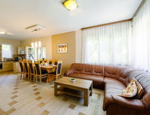 Kindvriendelijk vakantiehuis voor 12 personen, 100 meter van het Balatonmeer - thumbnail 6