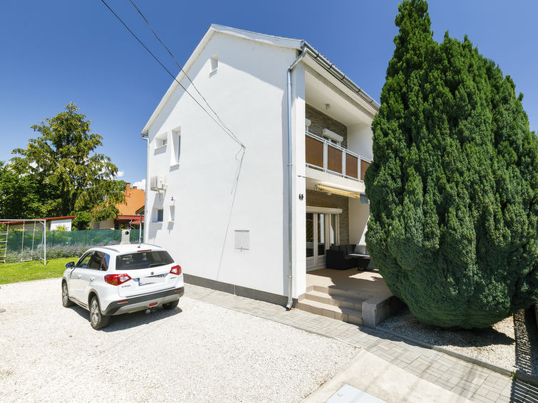 Halfvrijstaand huis 4-kamers 70 m2 op 2 verdiepingen. Doelmatig ingericht: woonkamer met Sat-TV. Uitgang naar het terras. Keuken (2-pits kookplaat, oven, magnetron). Aparte WC. Geen verwarmingsmogelij..