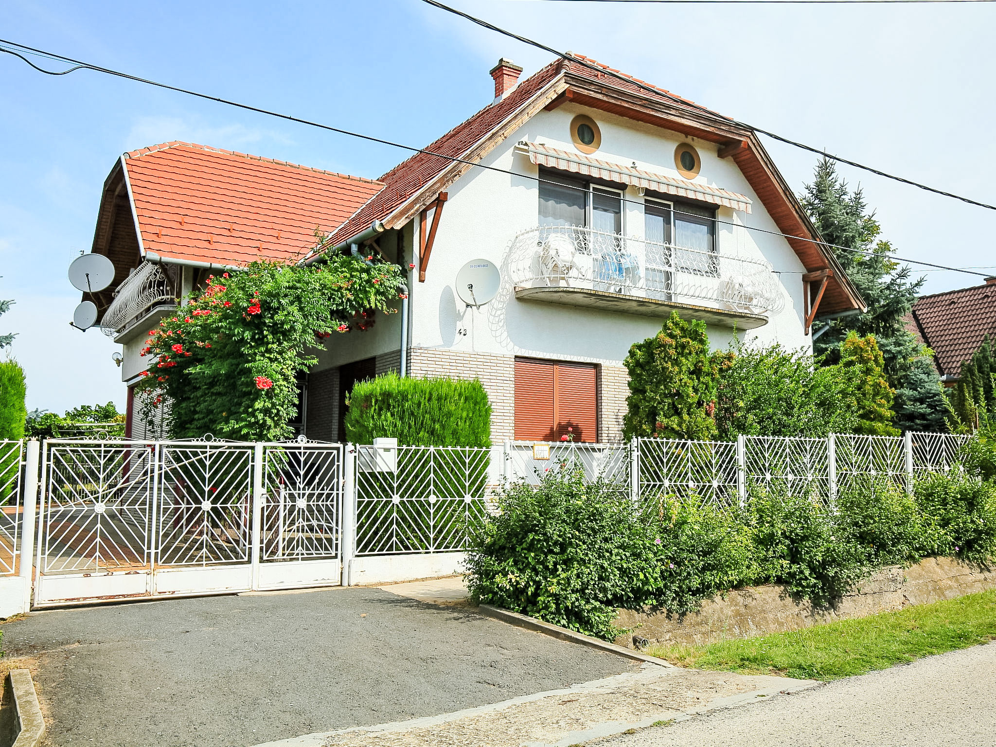 "Cabernet", appartement 4-kamers 120 m2, op de bovenverdieping. Ruim en licht, comfortabel ingericht: Bovenverdieping: woon-/eetkamer met Sat-TV, DVD en air-conditioning. 1 kamer met 2 bedden. Uitgang..