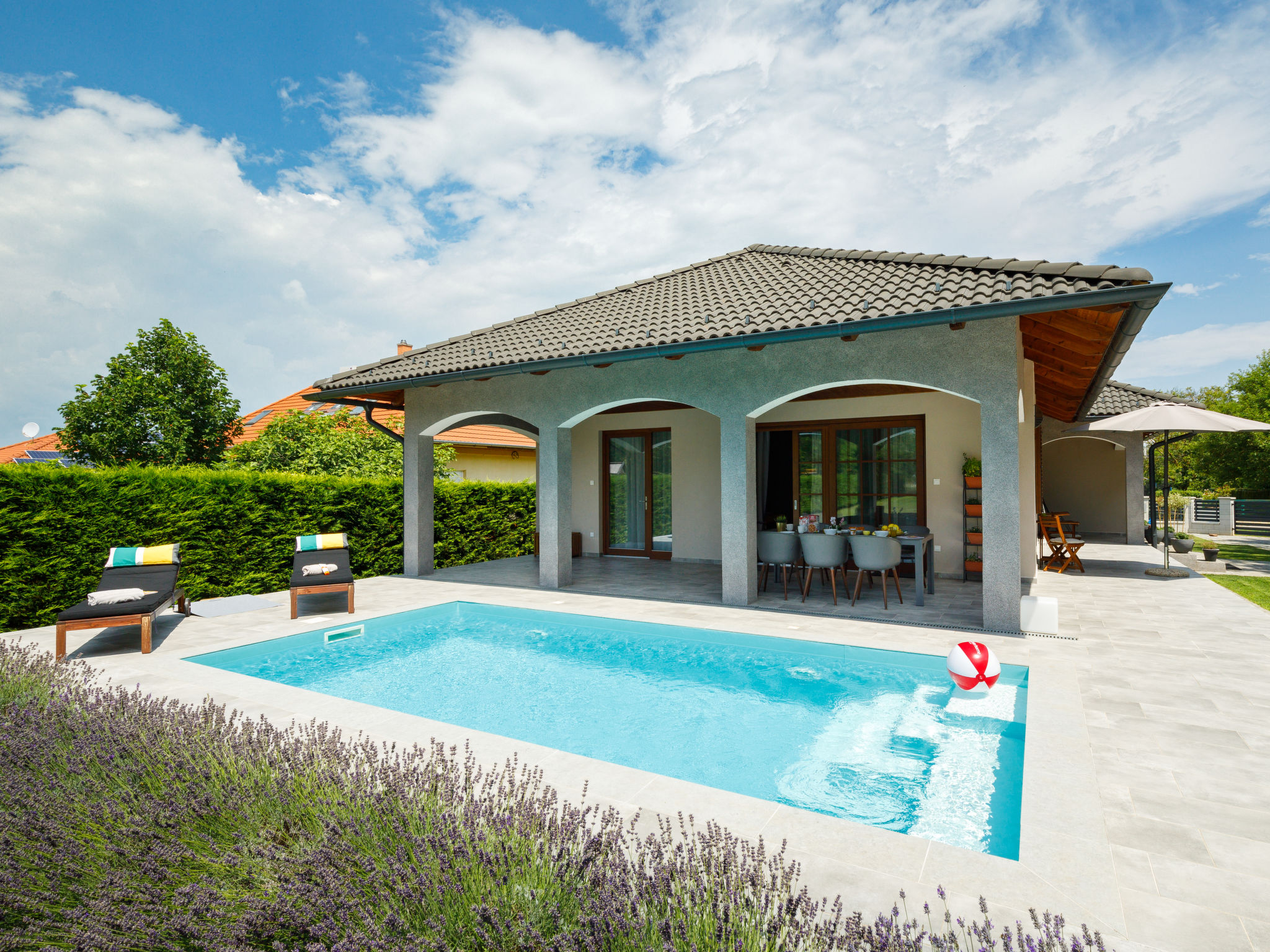 Huis 4-kamers 110 m2. Mooi ingericht: woonkamer met Sat-TV (Flatscreen TV). Uitgang naar het terras. 1 kamer met 1 2-pers bed (200 cm, lengte 200 cm). 1 kamer met 1 2-pers bed (160 cm, lengte 200 cm)...