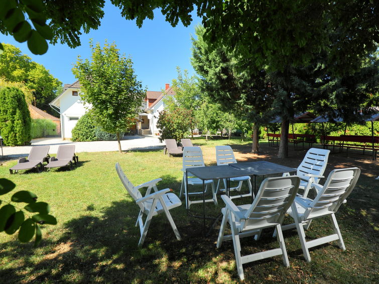 15-persoons ruim appartement in Balatonszemes op 600m van het strand in Balatonszemes