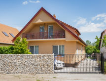 Gerenoveerd vakantiehuis op 400 meter van het Balatonmeer in Balatonszemes - thumbnail 1