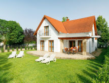 Groot vakantiehuis Lavender voor 10 personen, 100m van het Balatonmeer - thumbnail 1