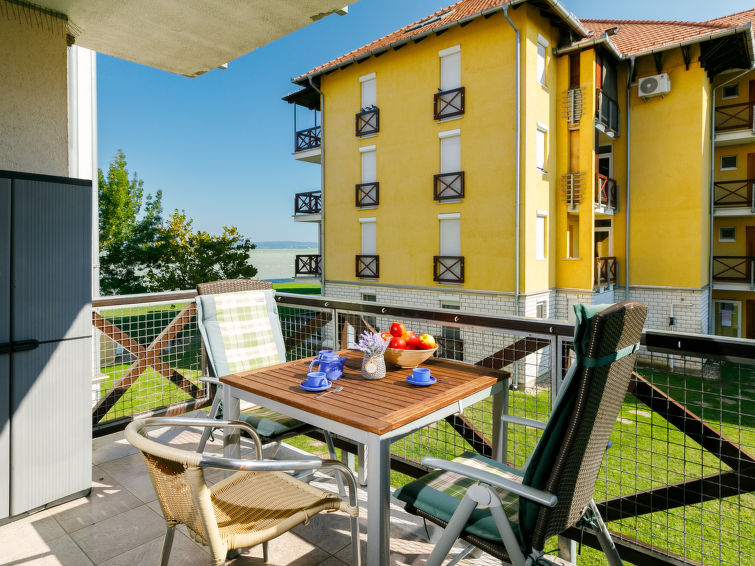 Aan het strand: Modern appartement met meerzicht in Balatonoszod in Balatonoszod